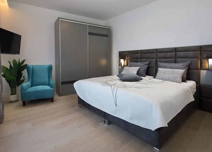 Luxury Gold Pearl With Pool *